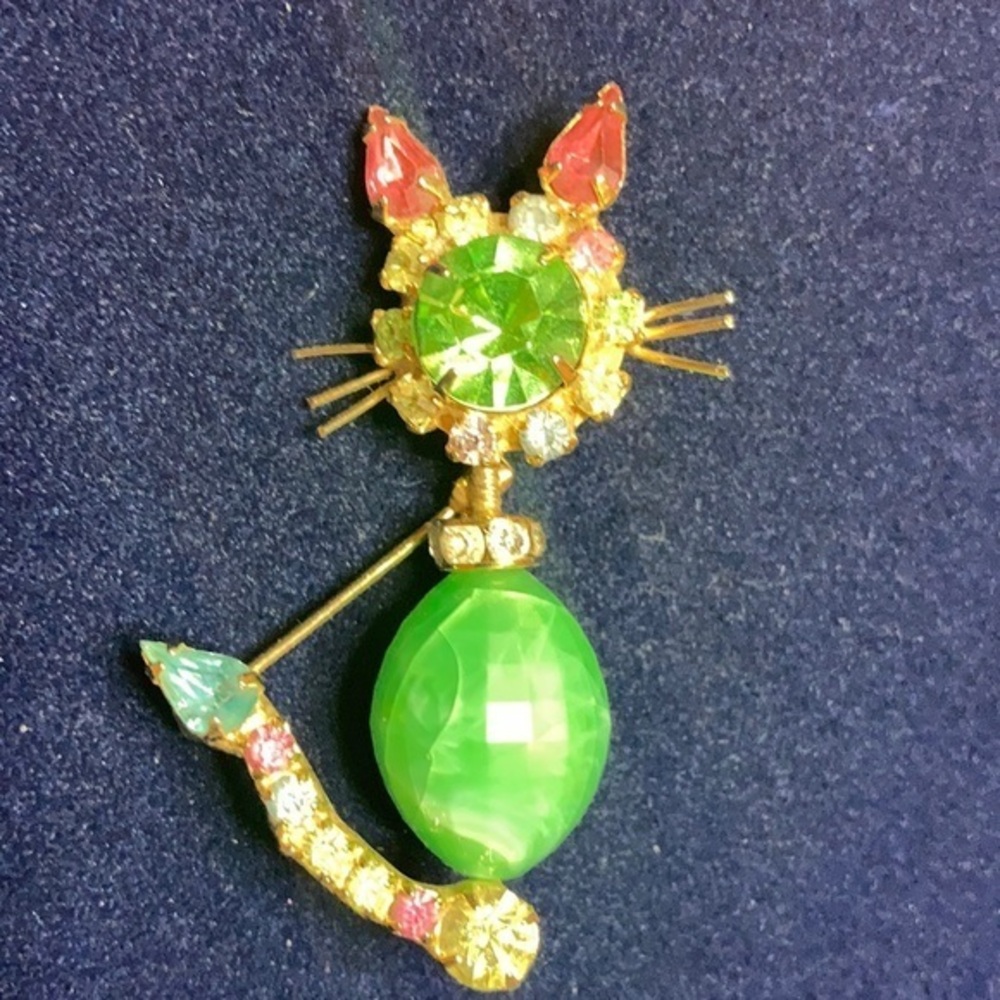 Vintage 1960s multi-colored rhinestone & gold tone spring beaded cat brooch